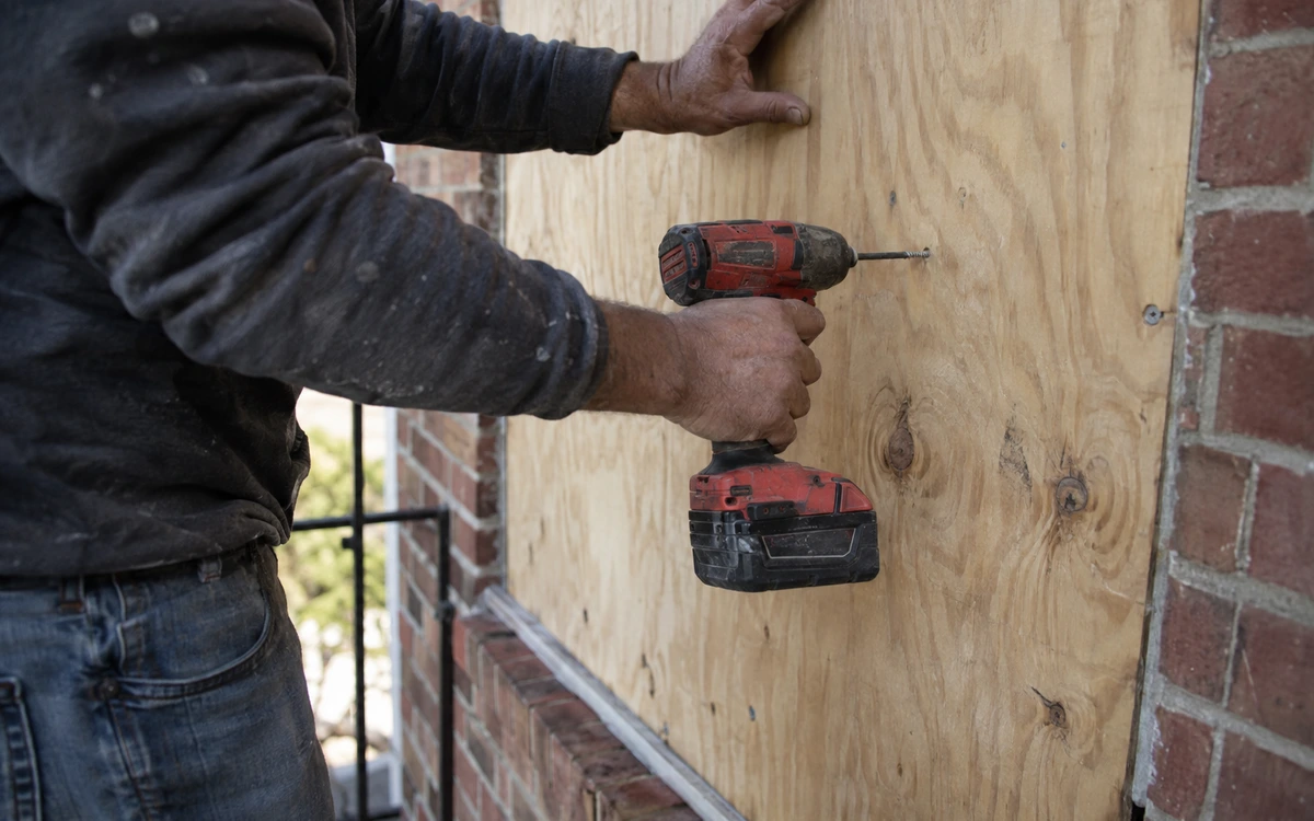 Emergency board up contractor